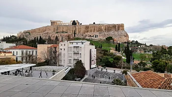 לברוח מהחום והצפיפות: 5 המלצות ממוזגות למי שנתקע באתונה
