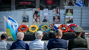 5 ארונות, זה לצד זה: טקס האשכבה לבני המשפחה שנהרגו בבת ים