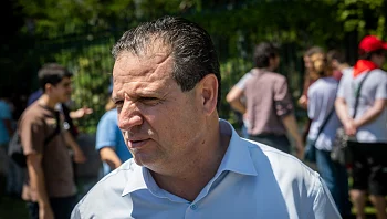 גם חברי אופוזיציה תמכו: ועדת הכנסת אישרה את הדחת איימן עודה