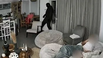 להתעורר עם שב"ח: הפורץ שדד את הבית כשבני המשפחה ישנו בסלון
