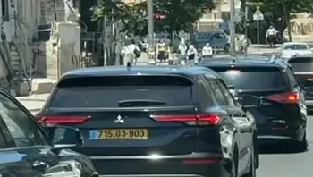 תיעוד: שיירת הרכבים של גולדקנופף חוצה באדום