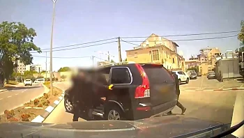 שוד מול המצלמות: "שברו חלון עם פטיש, כסף של שנה הלך"