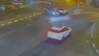 צפו: נמלט משוטרים בלי רישיון ב-156 קמ"ש - והתנגש ברכב אחר