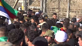 תיעוד בלעדי מסוריה, עם האלפים שחצו את הגבול: "נגן על אחינו"