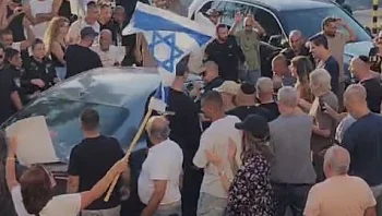 תיעוד: פעילי ימין חסמו וניפצו את שמשת הרכב של עודה; 3 נעצרו