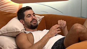 "זה הרגיש לי שיש בי בעיה": רועי חושף את הקושי ביציאה מהארון