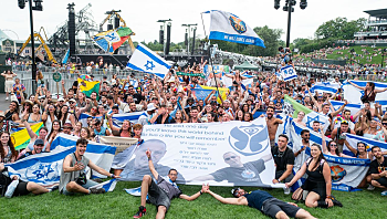 דגלים כחול-לבן ברחבות הריקודים: זה הפסטיבל שהישראלים כבשו