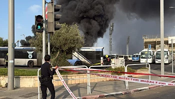 גופה אותרה באוטובוס שעלה באש בחניון בבת ים; הנסיבות נבדקות