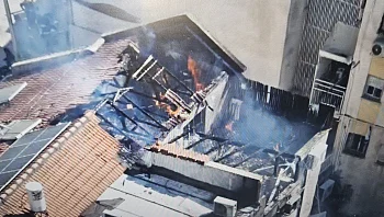 10 לוחמי אש נפגעו משאיפת עשן בשריפה בבית שמש