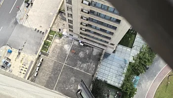 בן 3 נפל מהקומה ה-18 וניצל בנס בזכות עץ