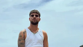 "שלא יעקבו אחריי": הזמר המפורסם נקלע לתקרית אנטי-ישראלית