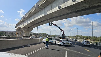 חלקים מגשר נפלו במהלך עבודות, נתיבים בכביש 1 נחסמו