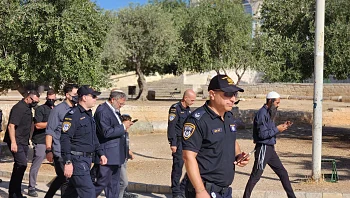 מול עיני השוטרים: בן גביר הוביל תפילה בהר הבית בניגוד לסטטוס-קוו