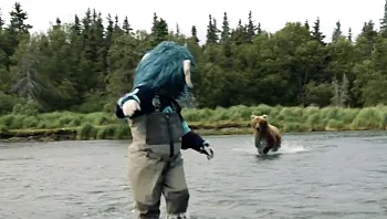 תיעוד חריג: דוב מסתער אל עבר אדם בתחפושת של טרול