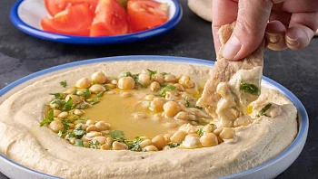 זה הסוד של החומוסיות לחומוס חלק וקטיפתי, ויש גם מתכון