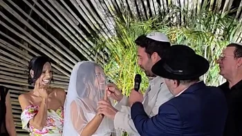 אחרי הביטול: רביד פלוטניק ובת הזוג הפכו הערב לבעל ואישה