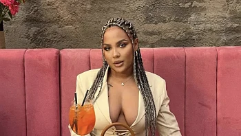 מכרה את ציפורני רגליה – והזדעזעה כשגילתה מה הלקוח עשה איתן