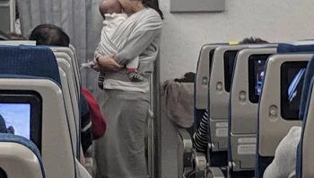 אמא חילקה 200 שקיות מתנה לשאר הנוסעים במטוס