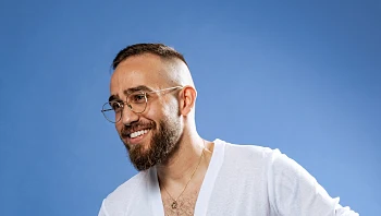 האח שהפך לשחקן: "אני זקוק לשני העולמות כדי להיות שלם"