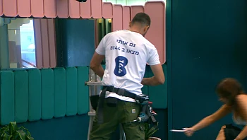 צפו: הטכנאי של B144 מגיע אל בית האח ומציל את הדיירים מהחום הכבד