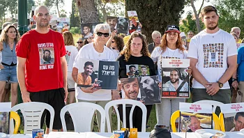 המשפחות בקבלת שבת מול בית השר כ"ץ: "כולנו חטופים בעזה"