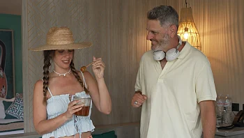 הכי בעולם, עונה 3, פרק 16: יוון