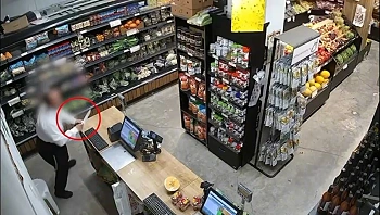 מכות בחנות הירקות: עובד תקף לקוח בסכין - כי נתן לבנו בננה