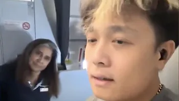 נתפס מעשן בשירותים במטוס – והתלונן על חדירה לפרטיות