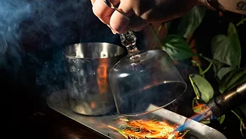 ביום זו אחת ההודיות האהובות בת"א, בערב נפתח כאן בר מטורף