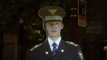 מפתיע: הולוגרמה של שוטר שהוצבה בפארק הביאה לירידה בפשיעה