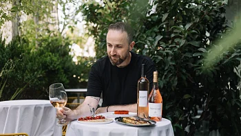 אחרי 8 מיליון צפיות, בלוגר האוכל המפורסם החליט לפתוח מסעדה