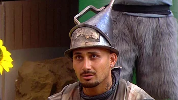 "יוצא קטן": אחרי שנתנה לו מסר ממשפחתו, שני מתפוצצת על ארז