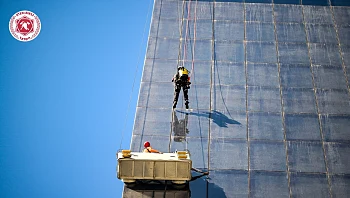 שעות באוויר: שני פועלים נלכדו בגובה בביג גלילות, אחד חולץ