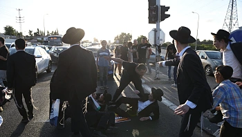 מהומות, עימותים ופקקי ענק: חרדים קיצונים חסמו כבישים מרכזיים