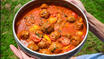 מאהרוני ועד סמדי בומבה: 5 סירי קציצות נהדרים לסופ"ש