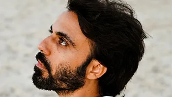 עם טוויסט שלא ציפינו לו: השיר החדש של המוזיקאי המוערך