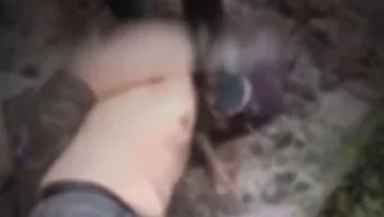 תיעוד קשה לצפייה: חמושי חמאס מתעללים ויורים בתושבים בעזה