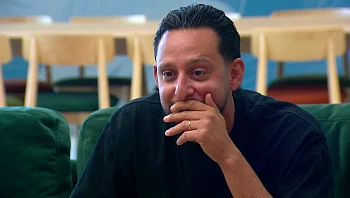 מוגרבי זוכה לביקור קורע במיוחד מ"מעריצה" שמותירה אותו בהלם