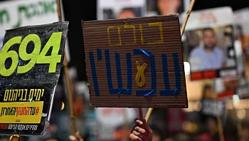 המונים במחאות: "מתעסקים בטיסות לאומן במקום בחטופים"