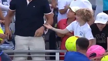 בשידור חי, לעיני מיליונים: הילד, הכובע הגנוב - והפיצוי