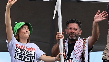 בעקבות סערה בים: המשט של גרטה לעזה חזר לנמל ברצלונה