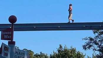 דרמה בפארק: הילד הנעדר אותר מהלך על מסילת רכבת מוגבהת