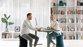 פשוט לעבוד אחרת: ישיבה ממושכת בלי כאבי גב או צוואר