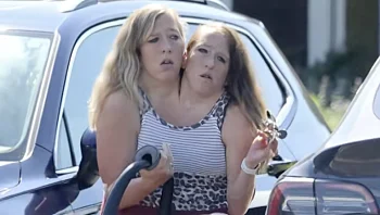 התאומות הסיאמיות נצפו עם תינוק, וכולם תוהים – מי האמא?