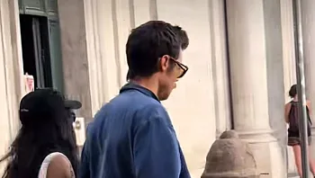 פפראצי חדש עורר סערה - האם הארי סטיילס וזואי קרביץ מאורסים?