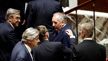 דרמה בצרפת: הממשלה נפלה בהצבעת אי-אמון