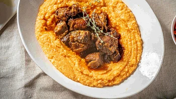 יגנוב את ההצגה על שולחן החג: תבשיל שפונדרה על פולנטה דלעת