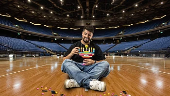 "אני אחכה לכם שם": כוכב "מה קורה פה?" כובש פסגה נוספת