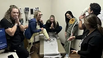 עובדי מרפאה פוטרו לאחר שלעגו למטופלים בטיקטוק