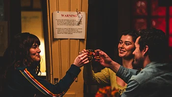 שלישייה מושלמת: איך סרט על סקס הפך לקומדיה הכי חכמה של השנה?